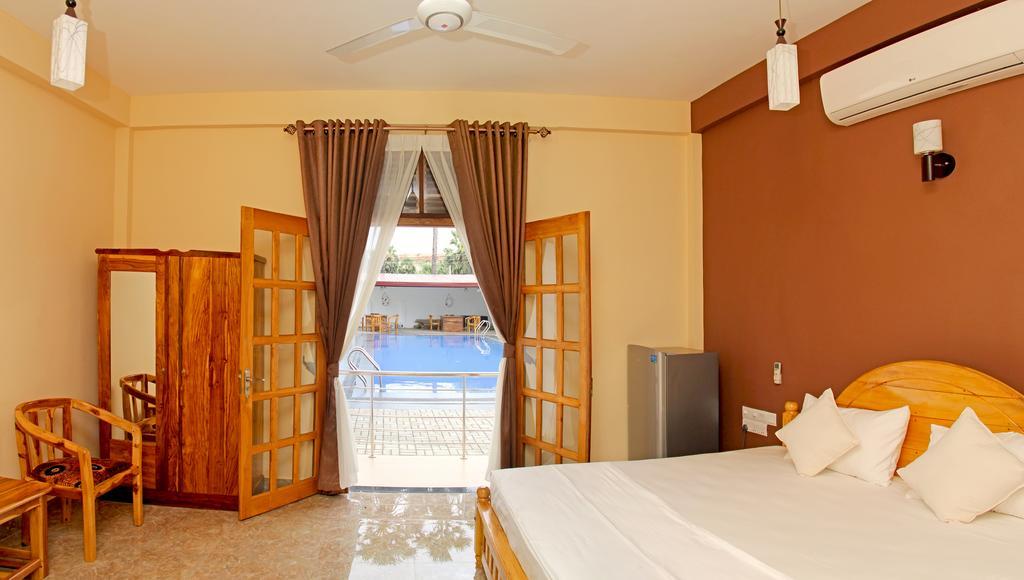 Bluewater Beach Resort Тринкомале Стая снимка